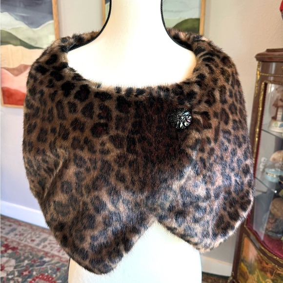 Tahari Leopard Faux Fur Cape - Picture 6 of 13